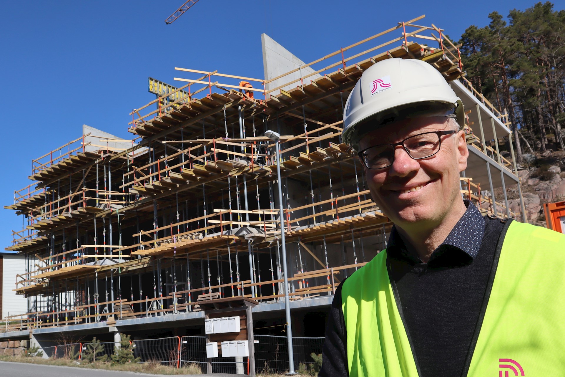Daglig leder Per Selås på befaring på byggeplass